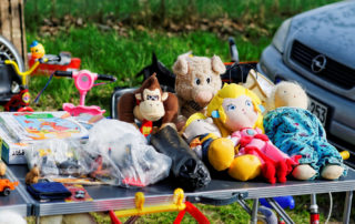 Trödelmarkt-Stand mit Kinderspielzeug