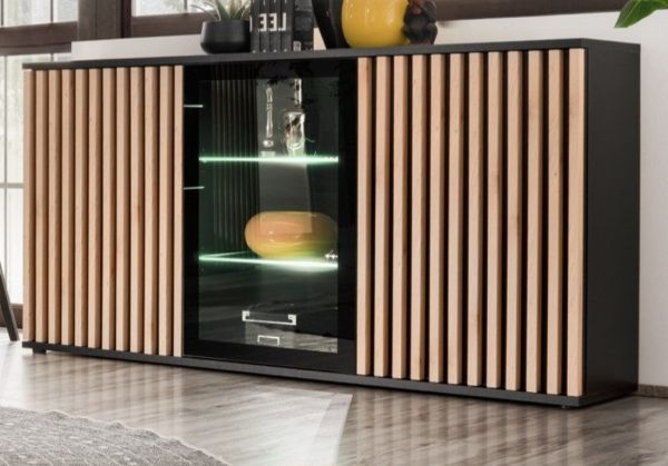 Sideboard Morgan in schwarz und Jackson Eiche Kommode mit 3D-Lamellen inkl. LED